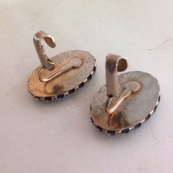 VINTAGE INTAGLIO INVERTED GLASS RICKSHAW CLIP EARRINGS BLACK/GOLD 1" X 3/4" - Picture 5 of 5